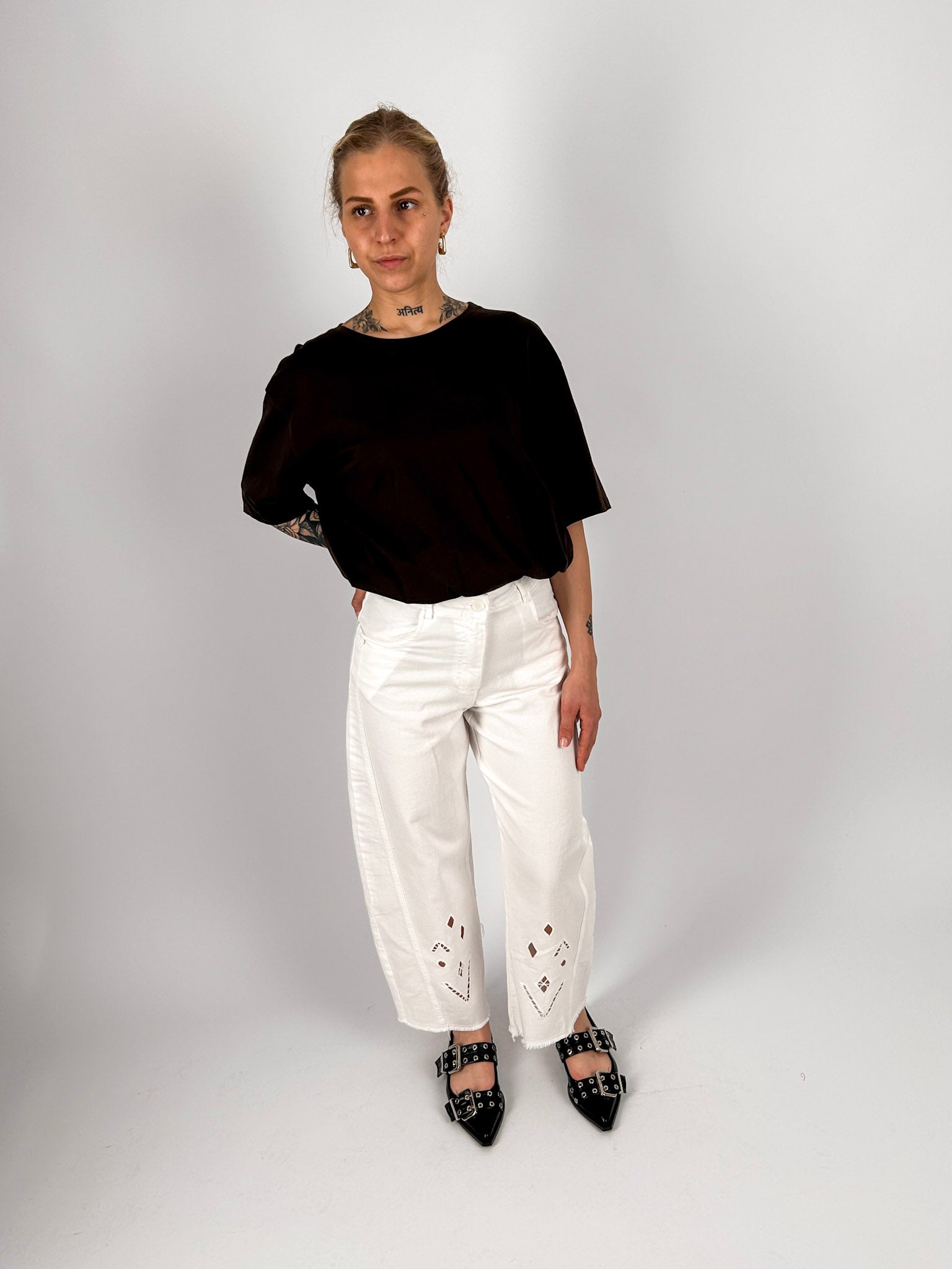 Jeans donna bianchi in cotone con dettagli traforati sul fondo e gamba dritta - outif completo