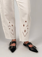 Jeans donna bianchi in cotone con dettagli traforati sul fondo e gamba dritta - dettaglio pantalone