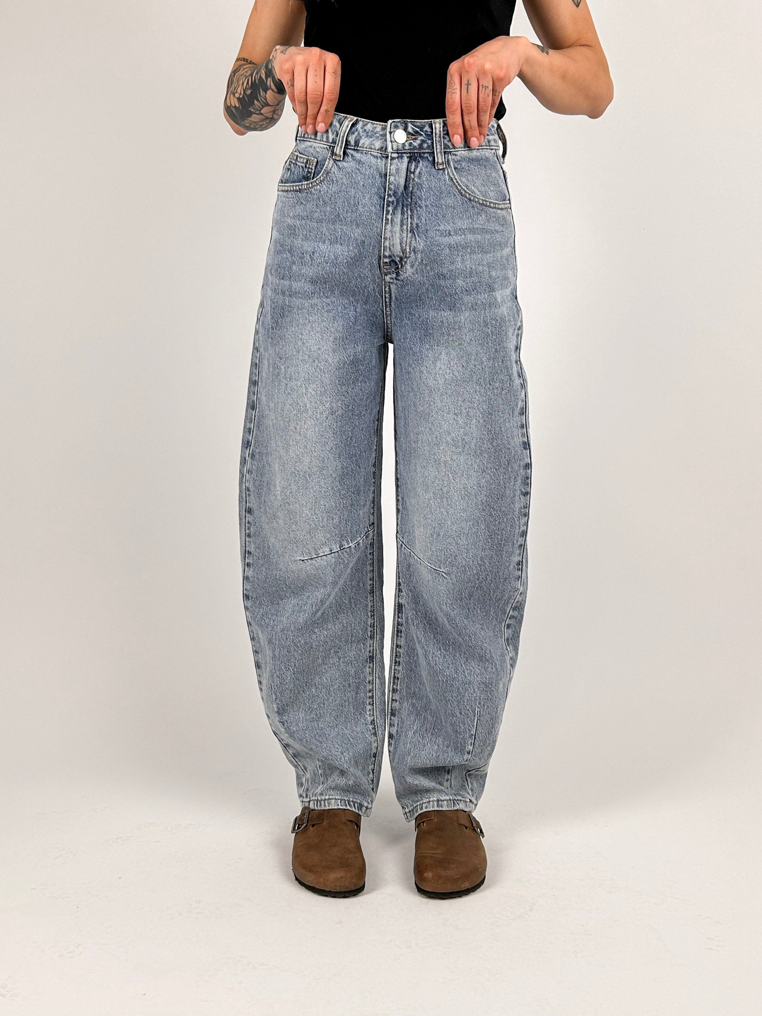 Jeans Torino balloon fit da donna con lavaggio chiaro e gamba ampia - vista frontale