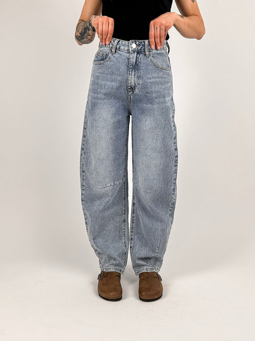 Jeans Torino balloon fit da donna con lavaggio chiaro e gamba ampia - vista frontale