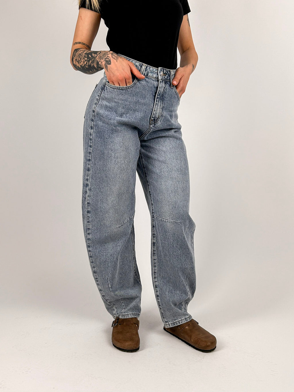 Jeans Torino balloon fit da donna con lavaggio chiaro e gamba ampia - vista outfit