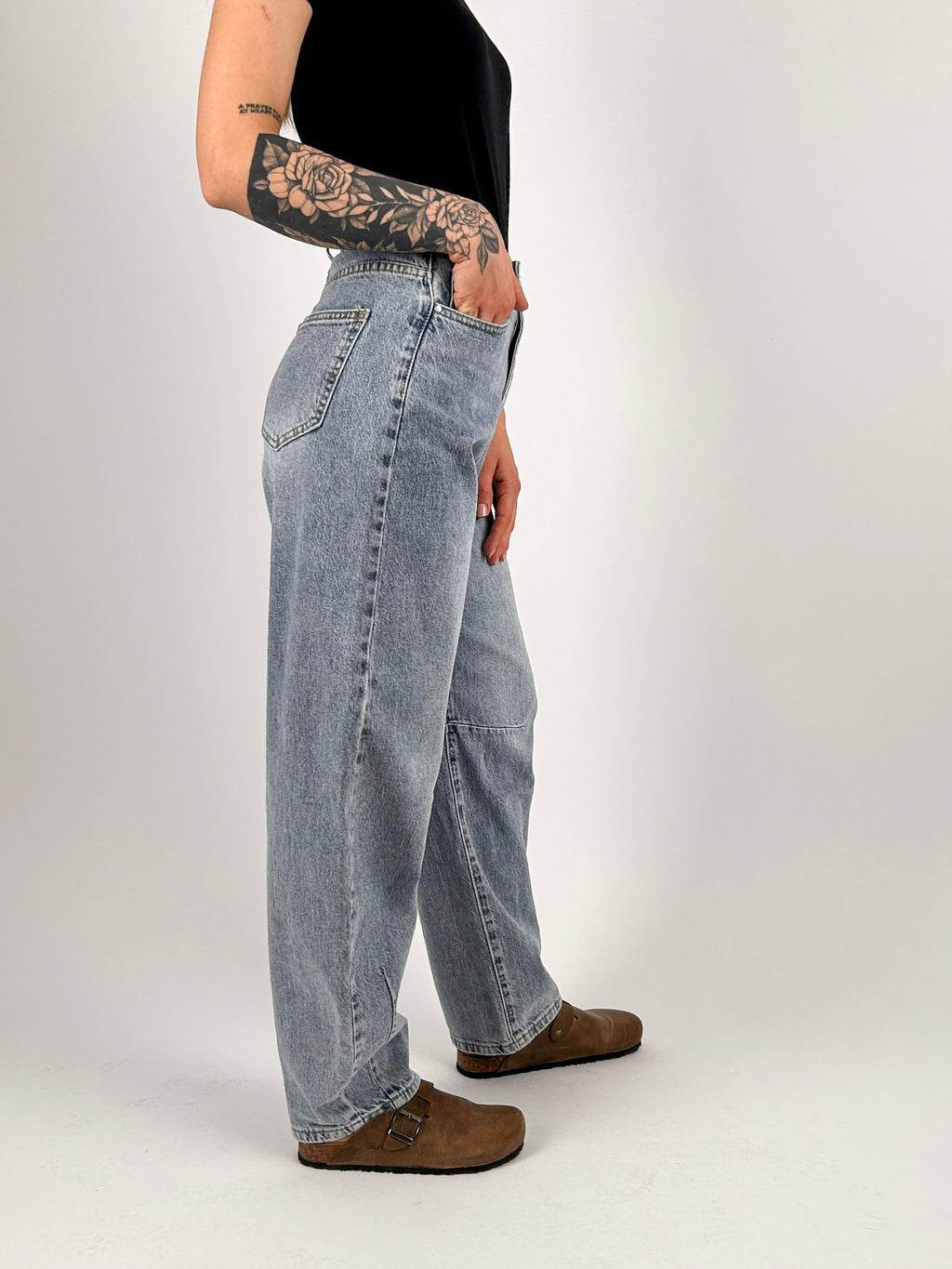 Jeans Torino balloon fit da donna con lavaggio chiaro e gamba ampia - vista laterale