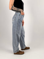 Jeans Torino balloon fit da donna con lavaggio chiaro e gamba ampia - vista laterale