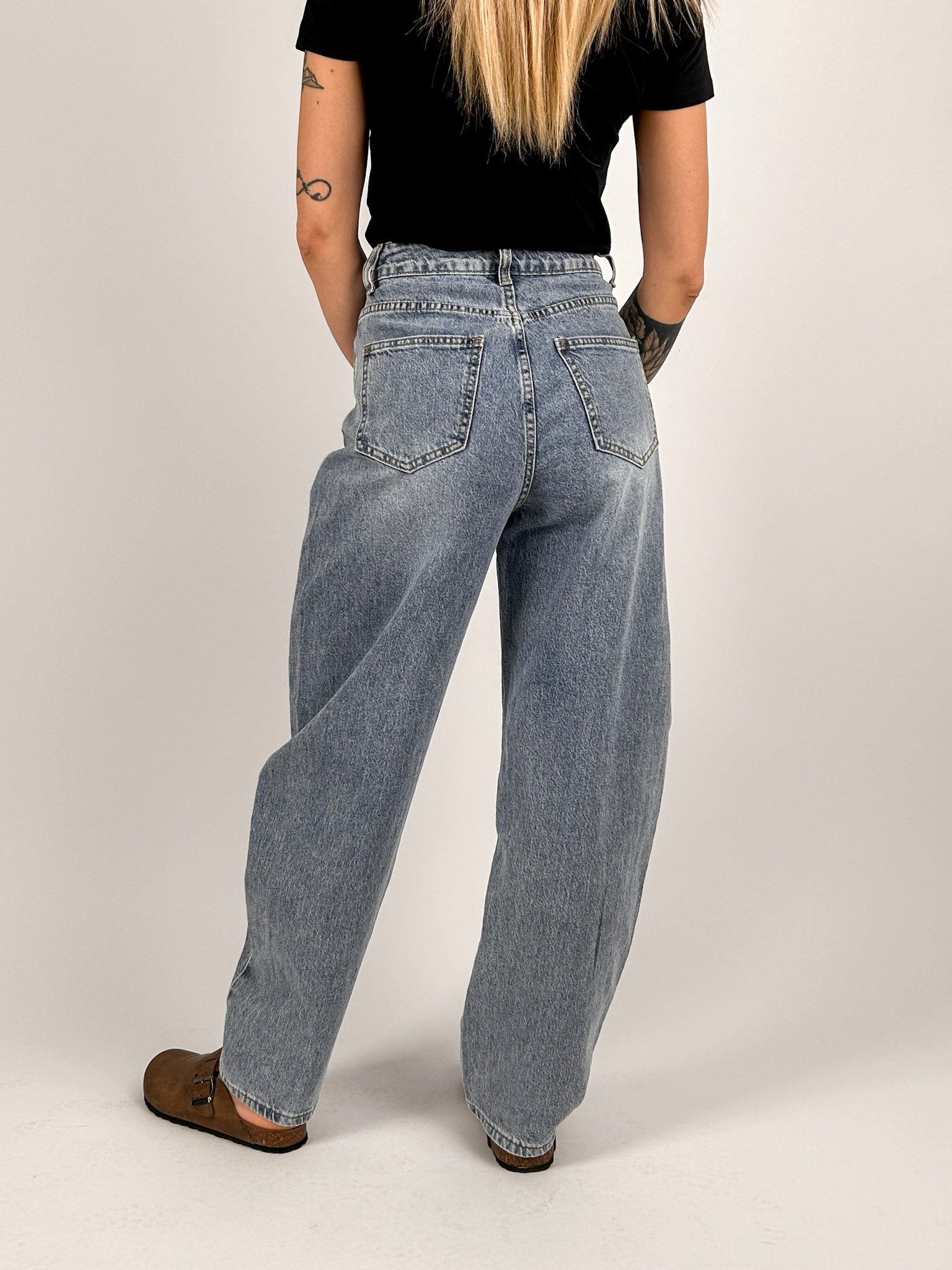 Jeans Torino balloon fit da donna con lavaggio chiaro e gamba ampia - vista retro