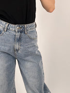 Jeans Torino balloon fit da donna con lavaggio chiaro e gamba ampia -vista dettaglio