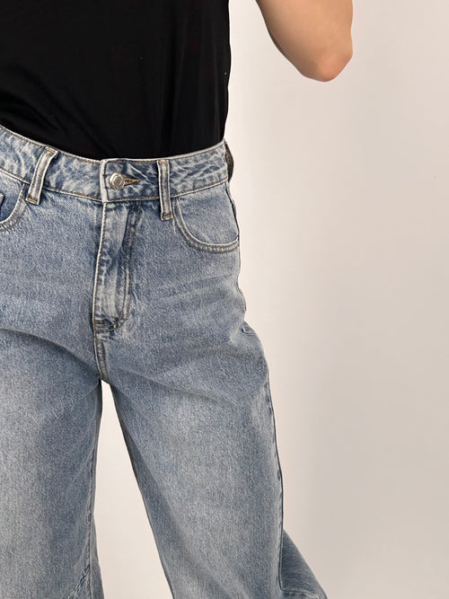 Jeans Torino balloon fit da donna con lavaggio chiaro e gamba ampia -vista dettaglio