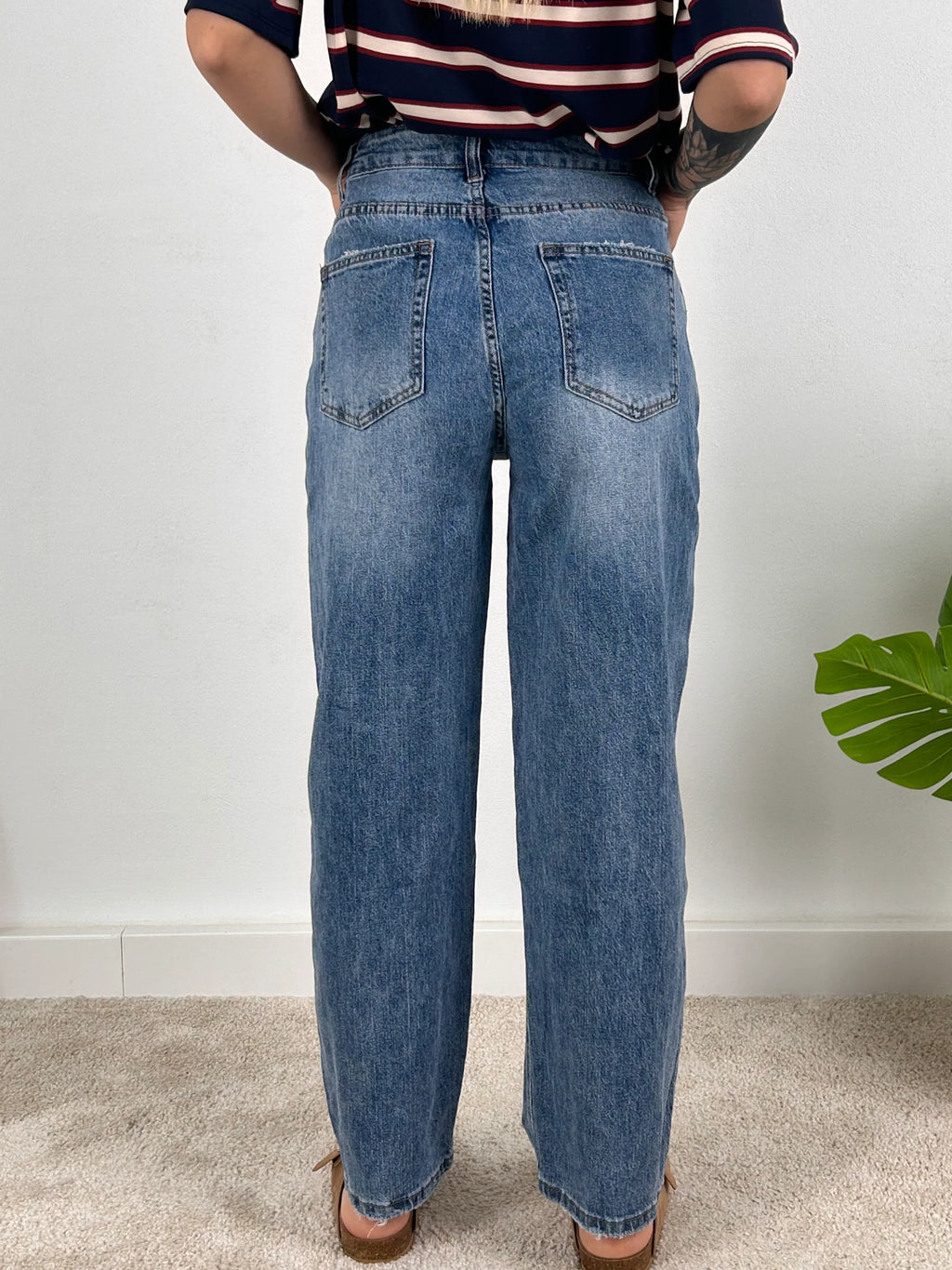 Jeans dritto denim con strappi – pantalone donna casual chic, vestibilità dritta. vista retro