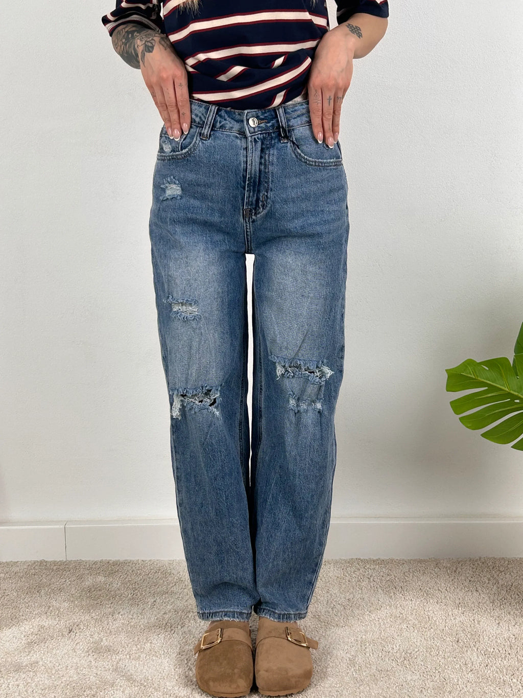 Jeans dritto denim con strappi – pantalone donna casual chic, vestibilità dritta. vista frontale