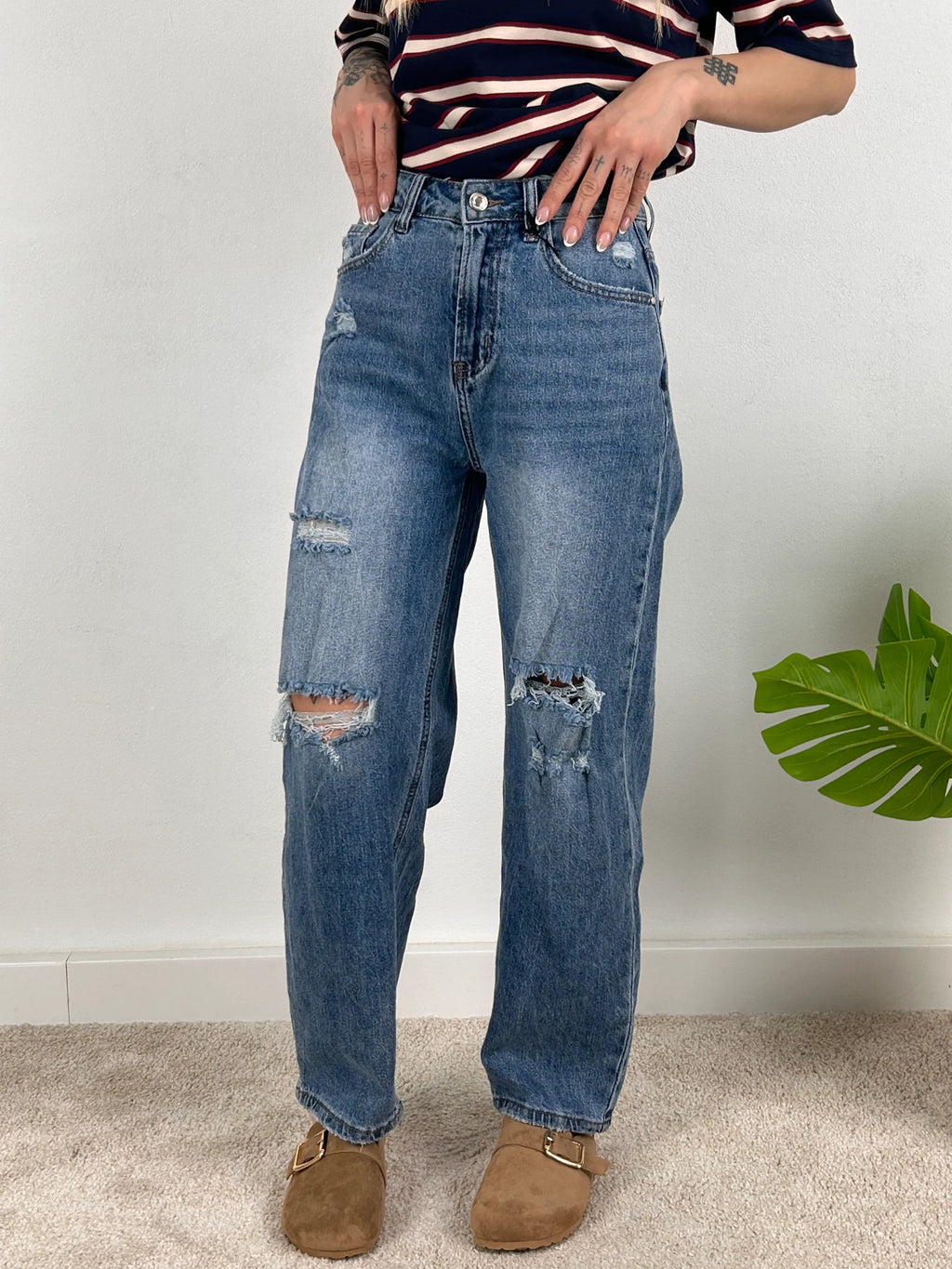 Jeans dritto denim con strappi – pantalone donna casual chic, vestibilità dritta. vista frontale