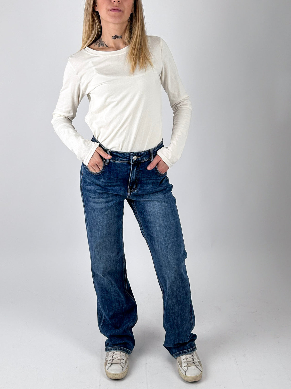 Jeans Regular denim medio indossato, look completo