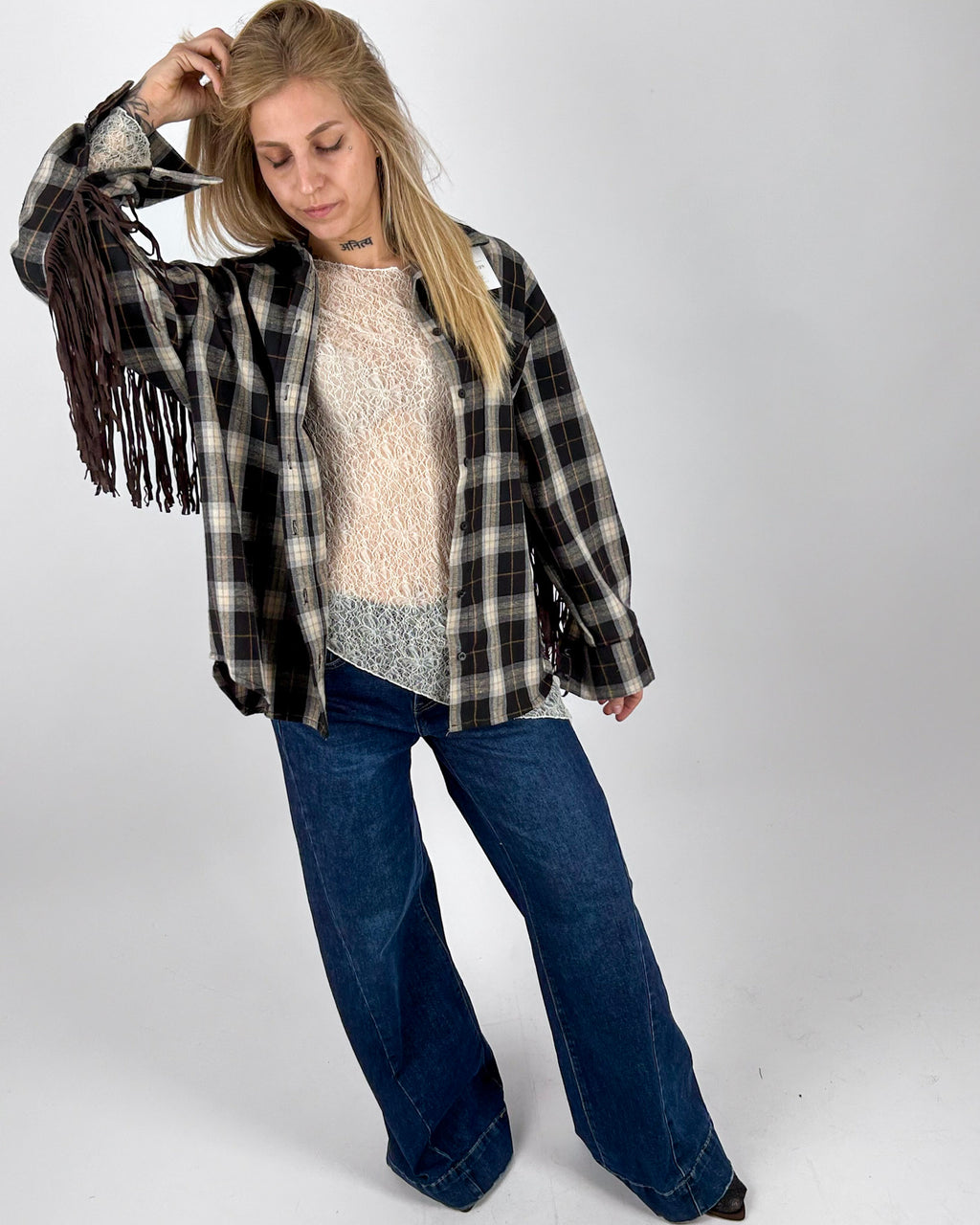Jeans Wide blu indossato in look completo