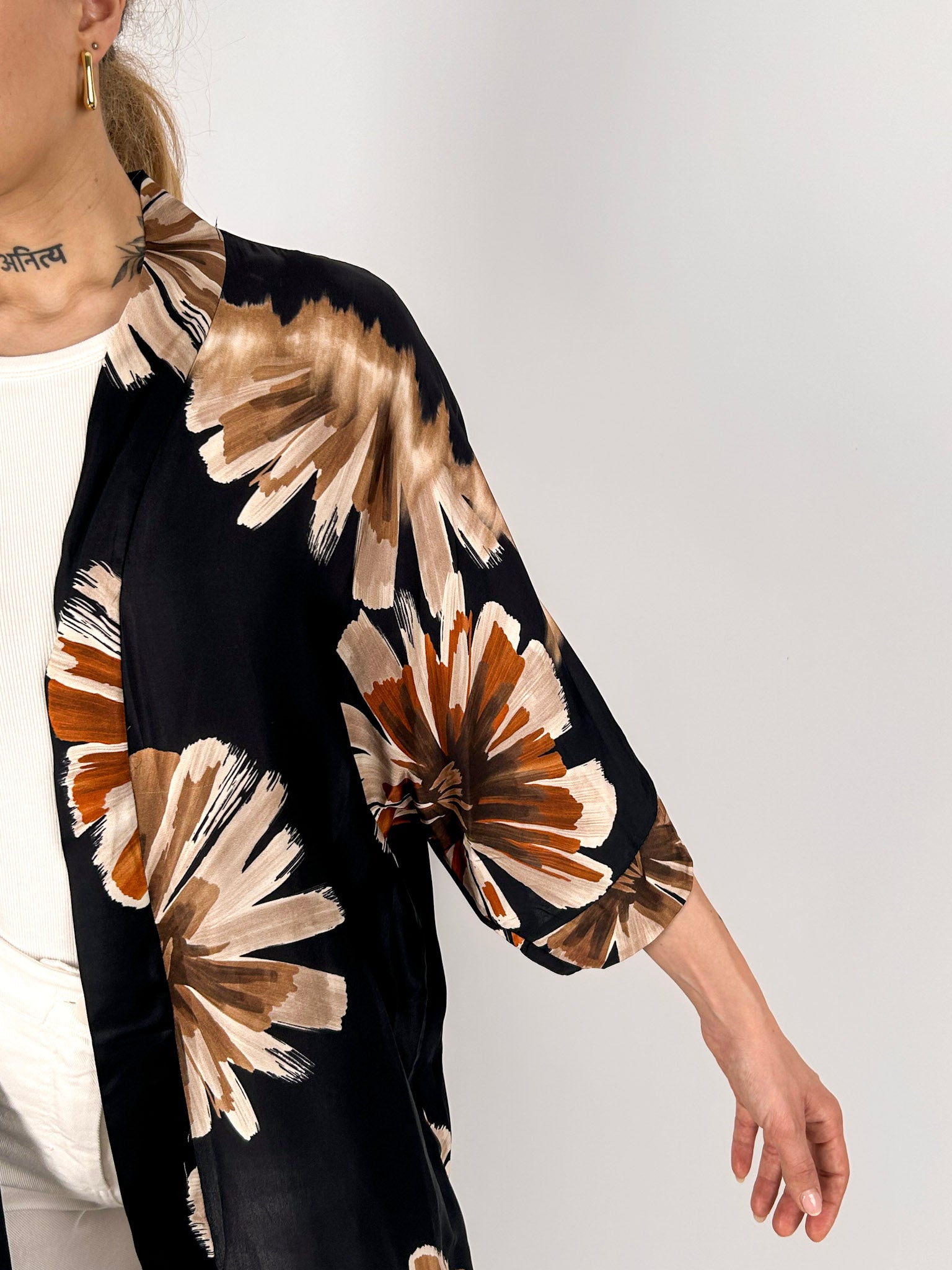 Kimono lungo donna fantasia floreale marrone e beige in viscosa - dettaglio manica