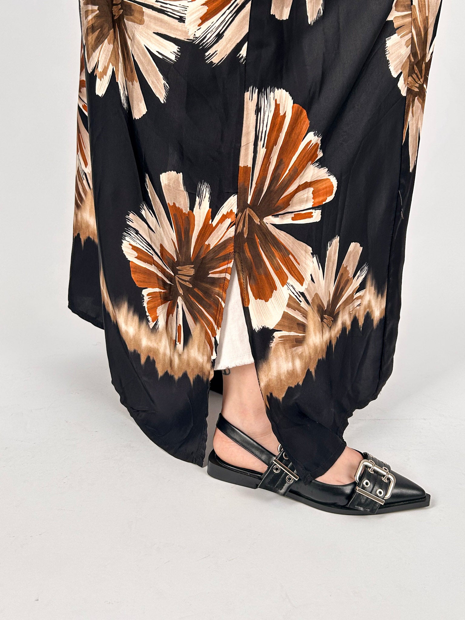 Kimono lungo donna fantasia floreale marrone e beige in viscosa - dettaglio spacco