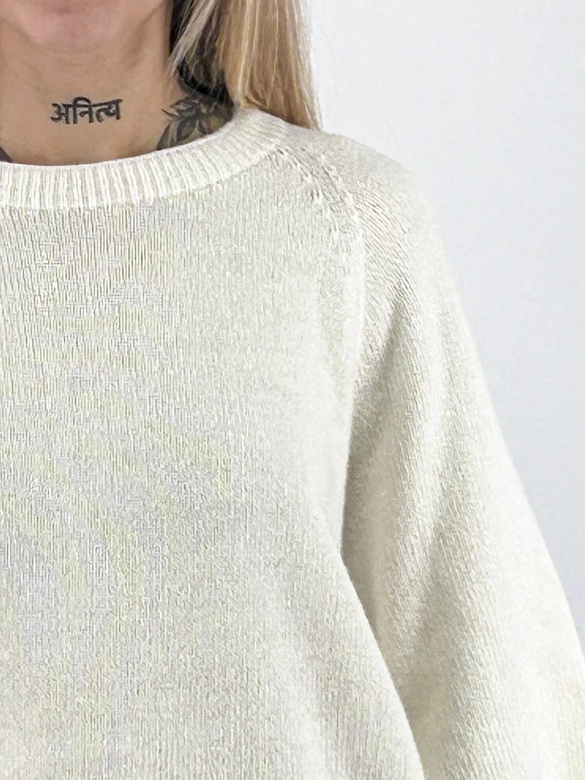 Maglia donna in lana e cashmere con spalla scesa e manica a tre quarti panna - vista dettaglio