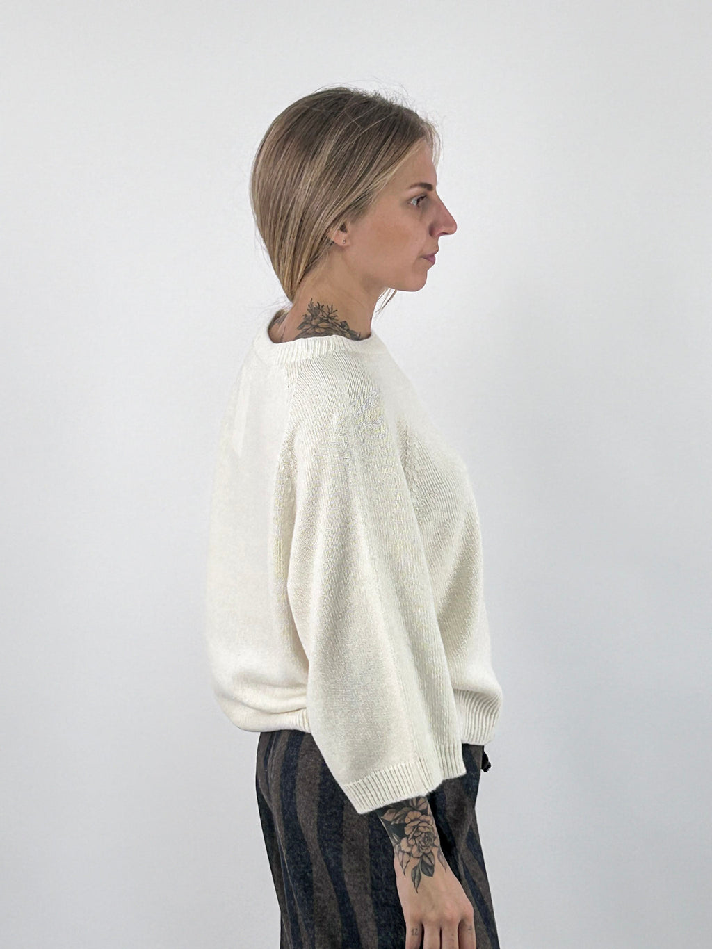 Maglia donna in lana e cashmere con spalla scesa e manica a tre quarti panna - vista laterale