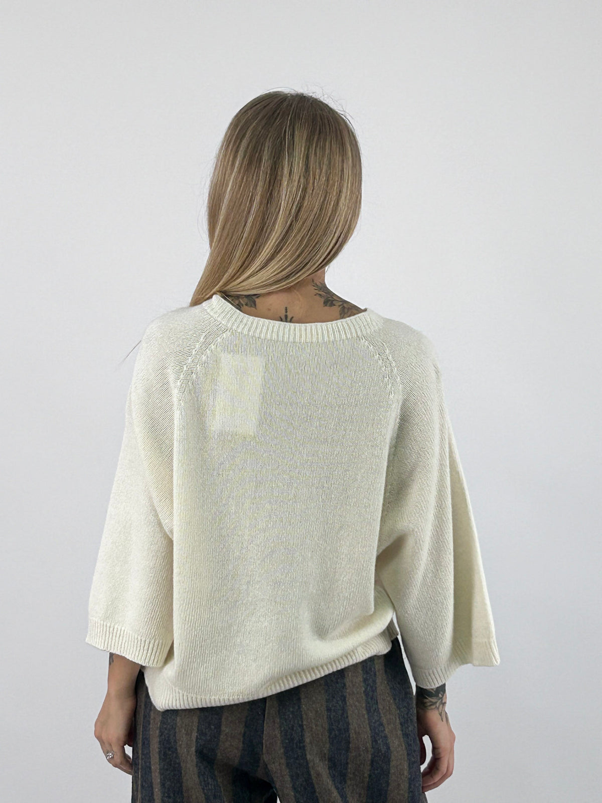 Maglia donna in lana e cashmere con spalla scesa e manica a tre quarti panna - vista retro