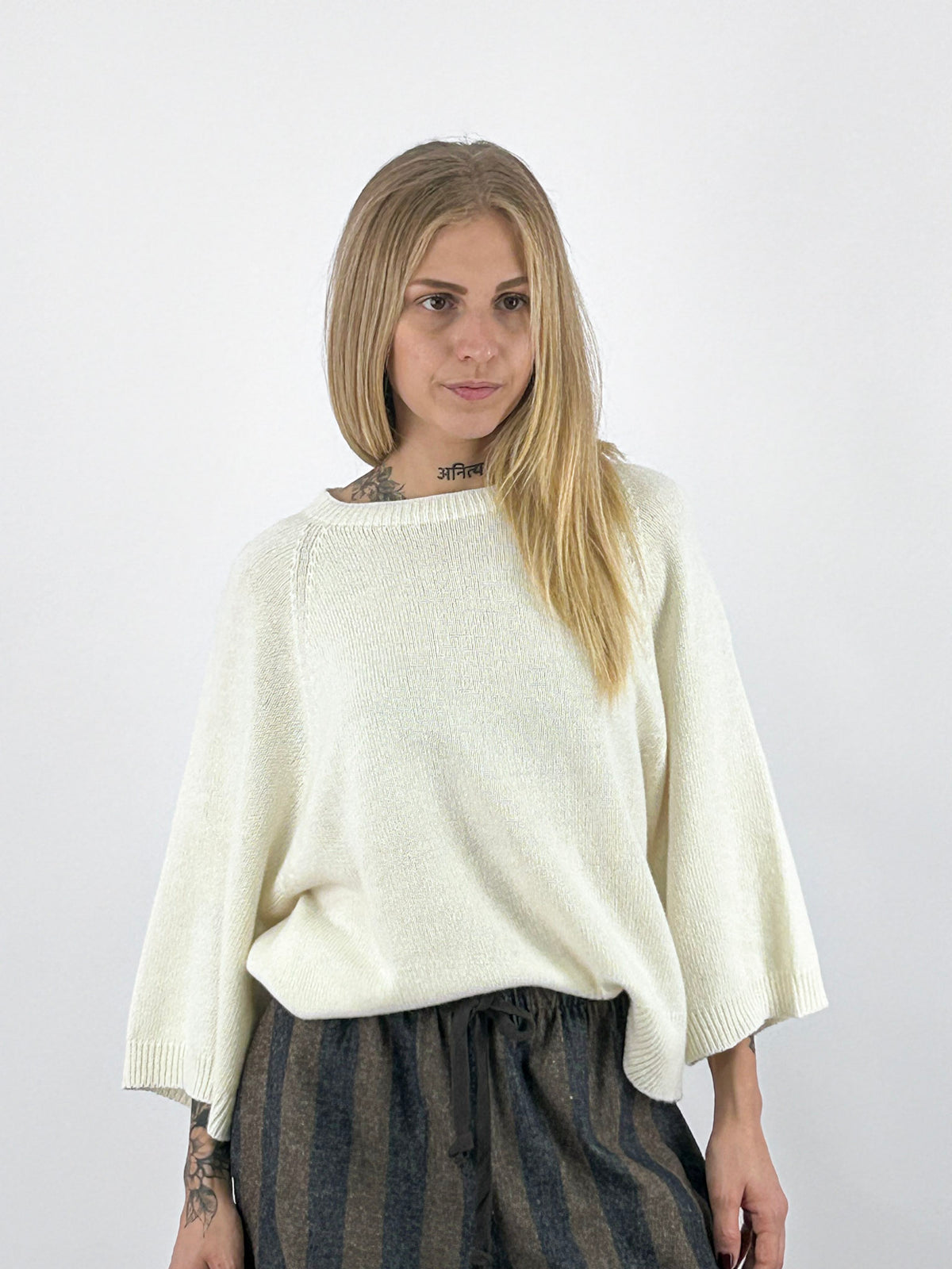 Maglia donna in lana e cashmere con spalla scesa e manica a tre quarti panna - vista frontale outfit