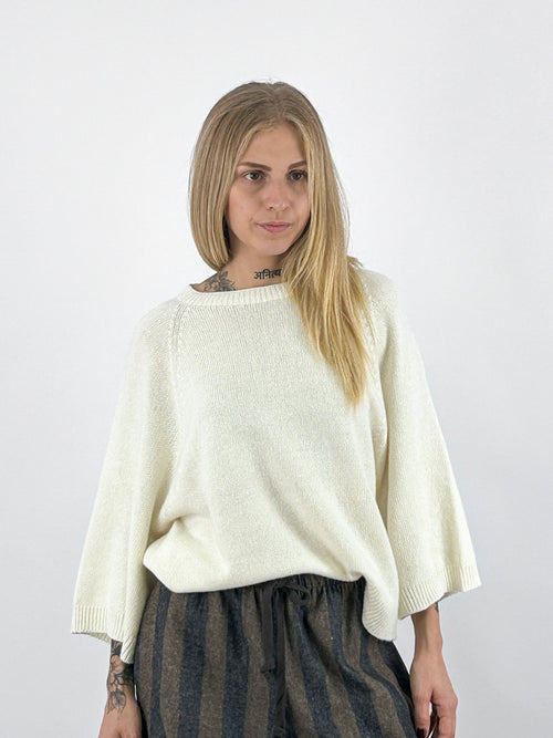 Maglia donna in lana e cashmere con spalla scesa e manica a tre quarti panna - vista frontale outfit