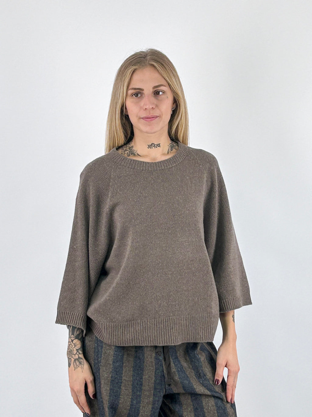 Maglia donna in lana e cashmere con spalla scesa e manica a tre quarti tortora - vista frontale