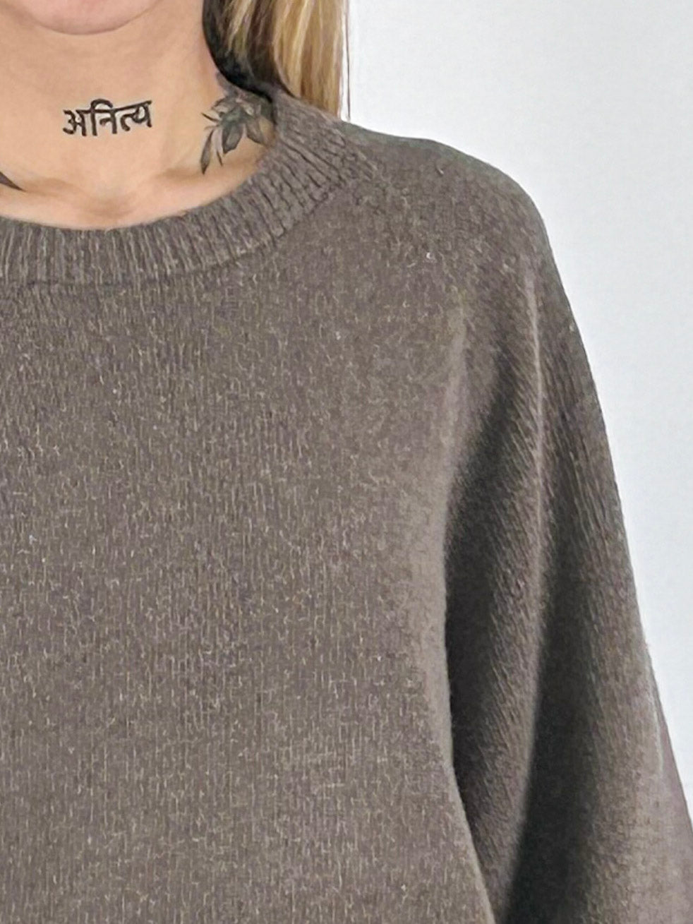 Maglia donna in lana e cashmere con spalla scesa e manica a tre quarti tortora - vista dettaglio