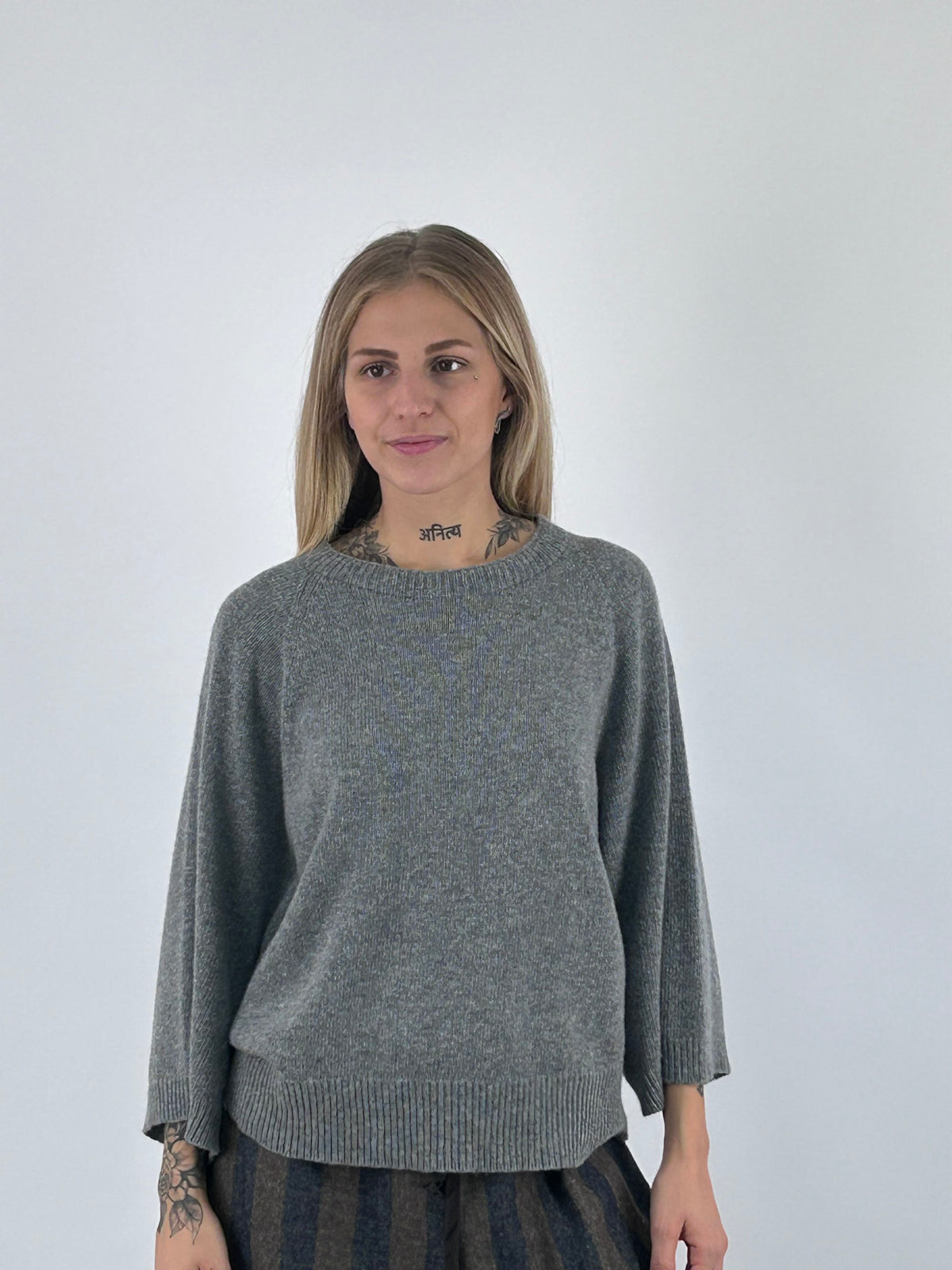 Maglia donna in lana e cashmere con spalla scesa e manica a tre quarti grigio - vista frontale