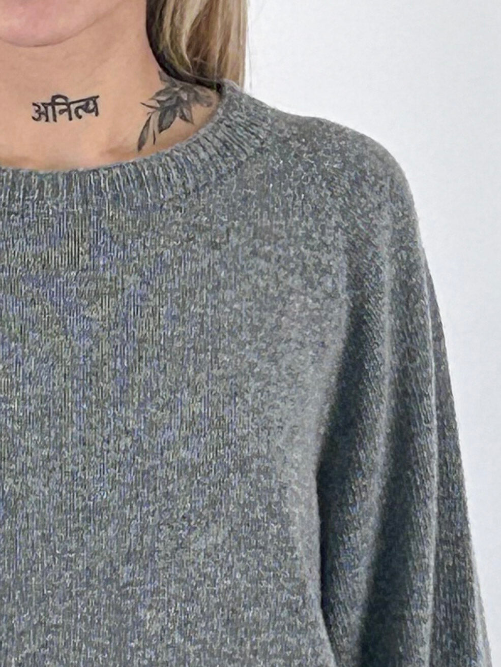 Maglia donna in lana e cashmere con spalla scesa e manica a tre quarti grigio - vista dettaglio