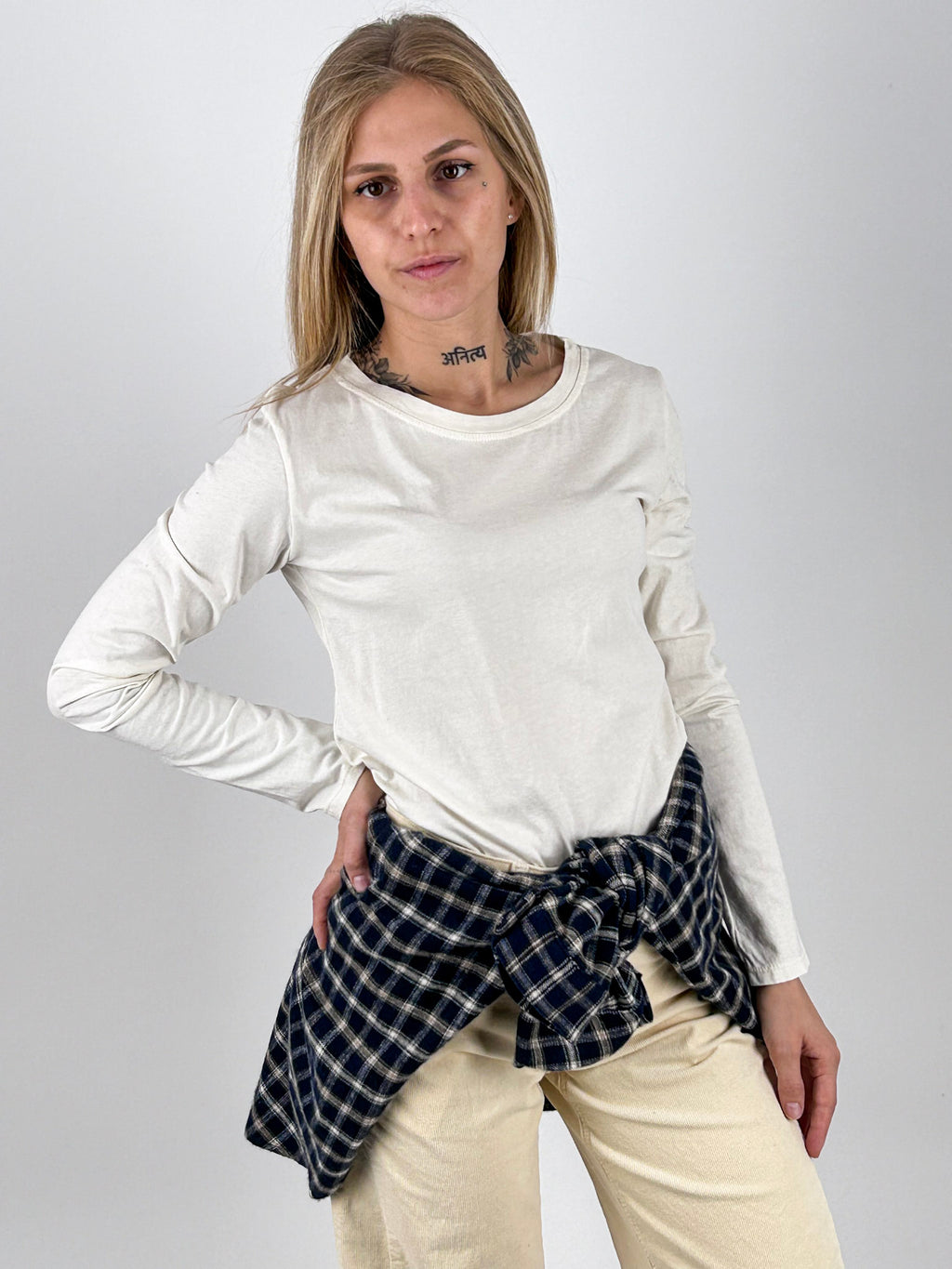 Maglia Basic panna indossata vista frontale