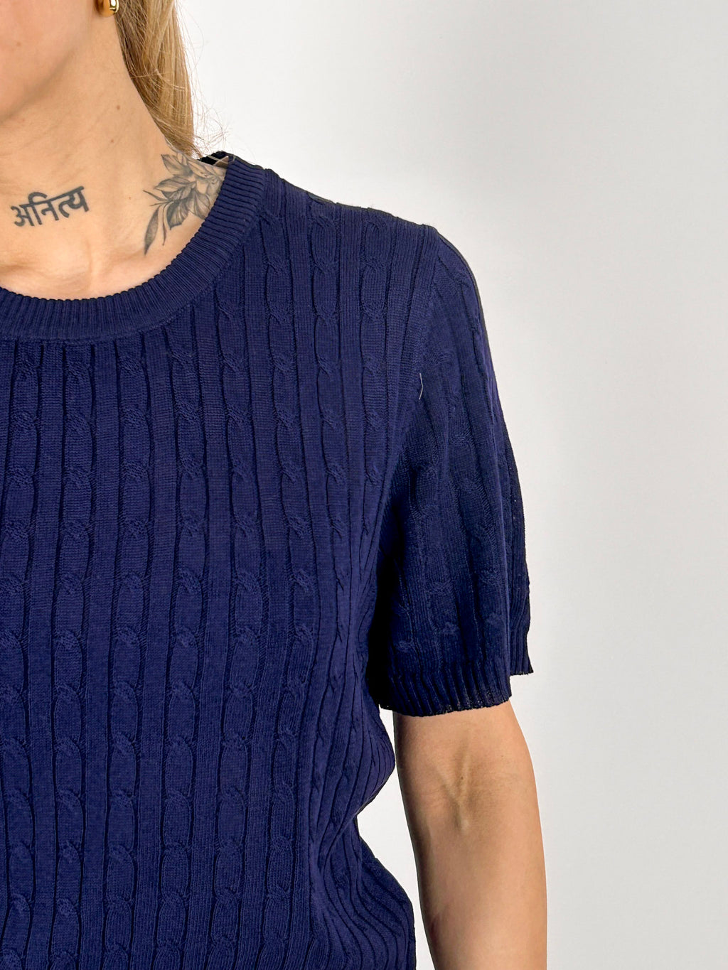 Maglia Intreccio Blu da donna con lavorazione intrecciata e manica corta - vista dettaglio
