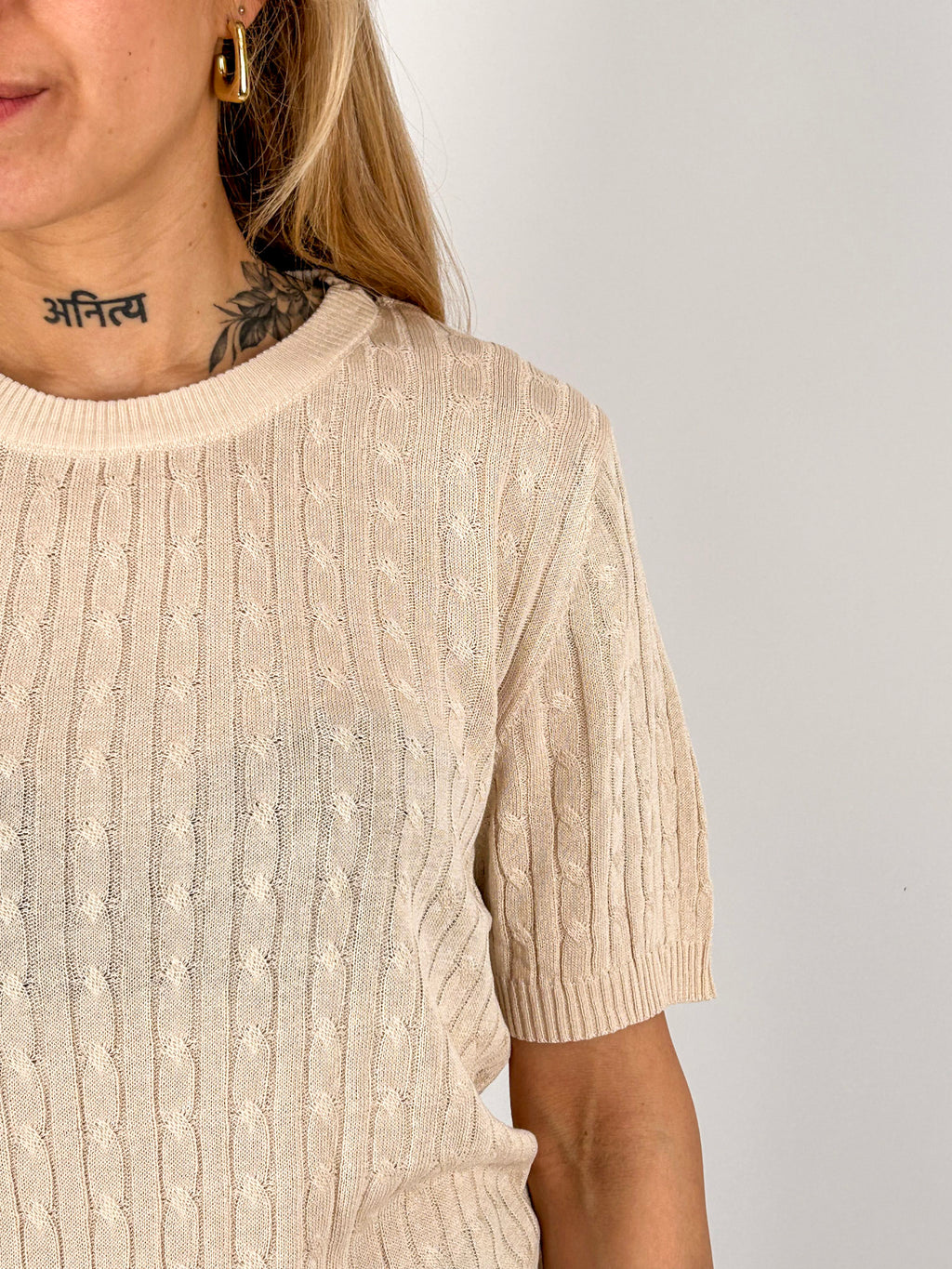 Maglia Intreccio Beige da donna con lavorazione intrecciata e manica corta - dettaglio tessuto