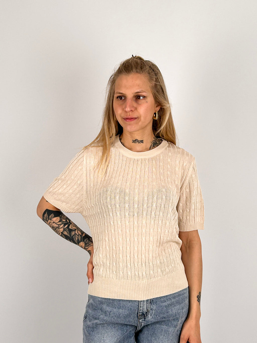 Maglia Intreccio beige da donna con lavorazione intrecciata e manica corta - vista frontale