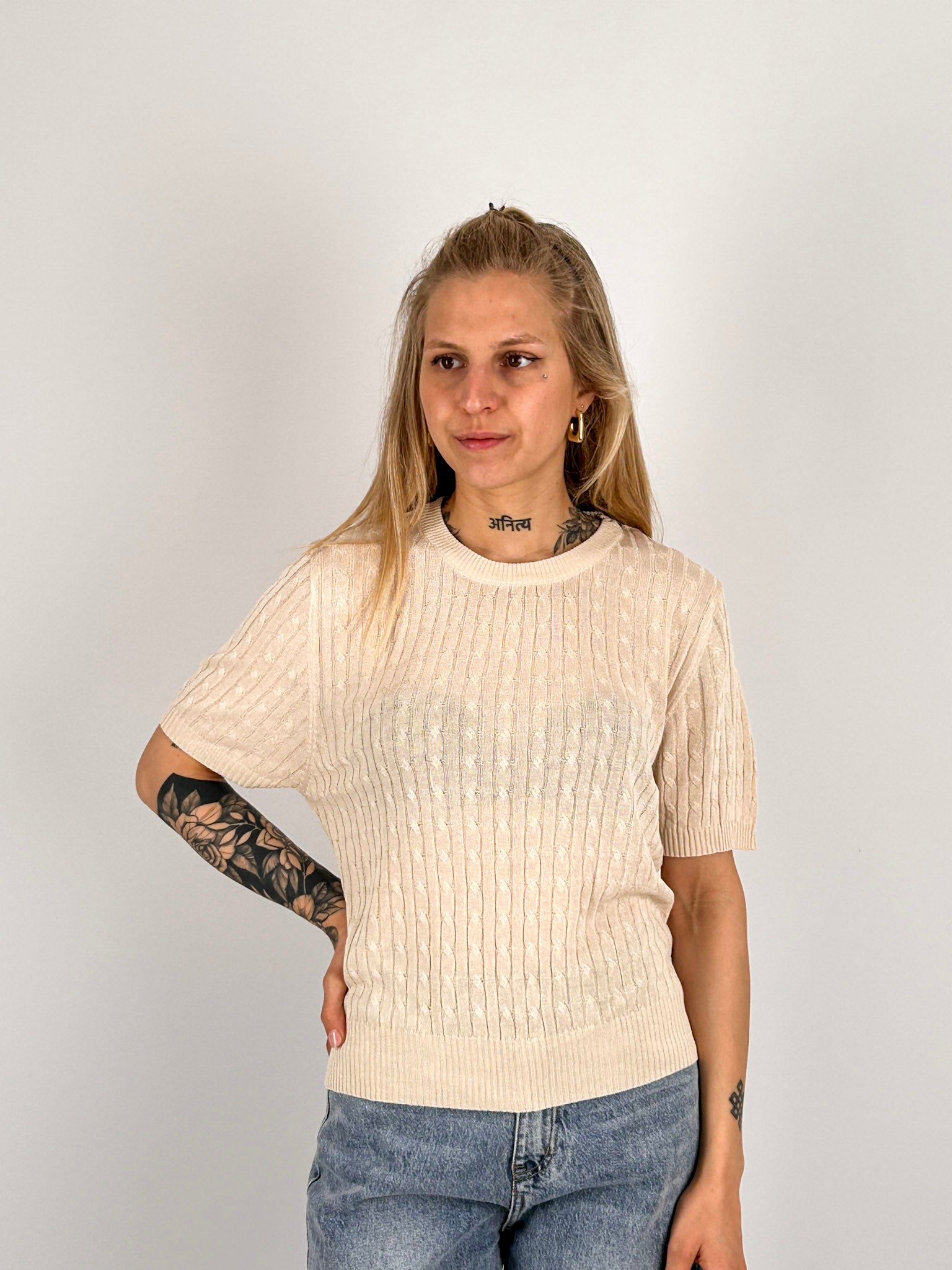 Maglia Intreccio beige da donna con lavorazione intrecciata e manica corta - vista frontale