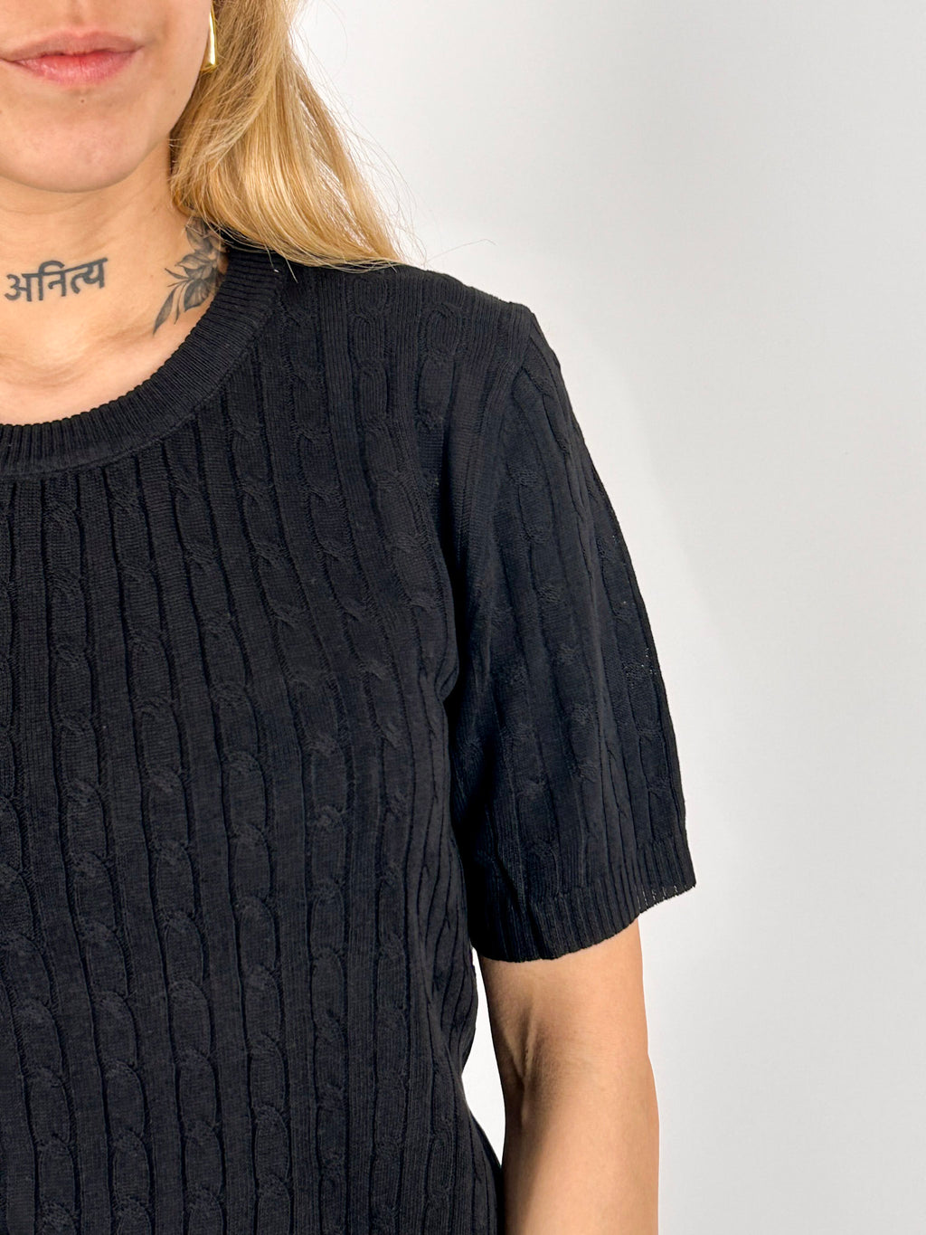 Maglia Intreccio Nero da donna con lavorazione intrecciata e manica corta - vista dettaglio