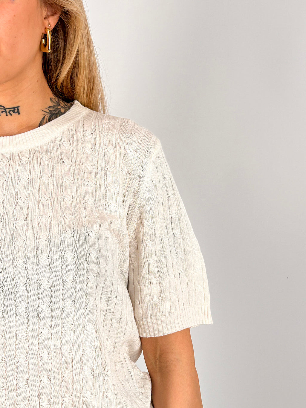 Maglia Intreccio  Bianco da donna con lavorazione intrecciata e manica corta - dettaglio tessuto
