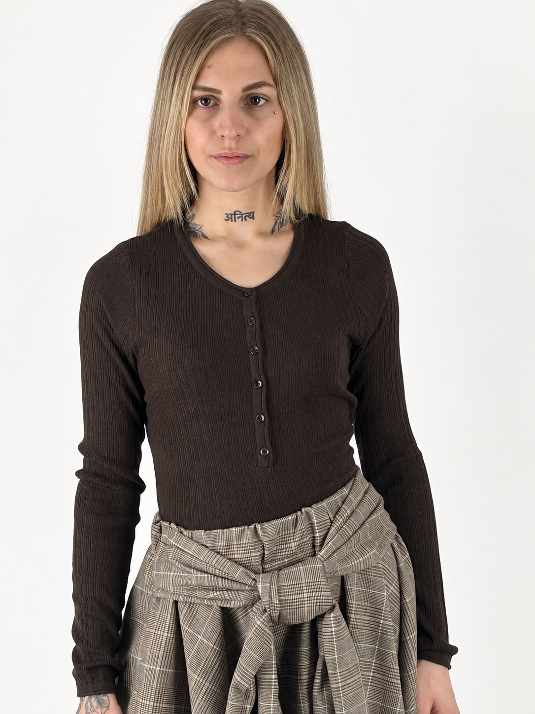 Maglia a coste marrone con bottoni e foulard incluso, foto 6