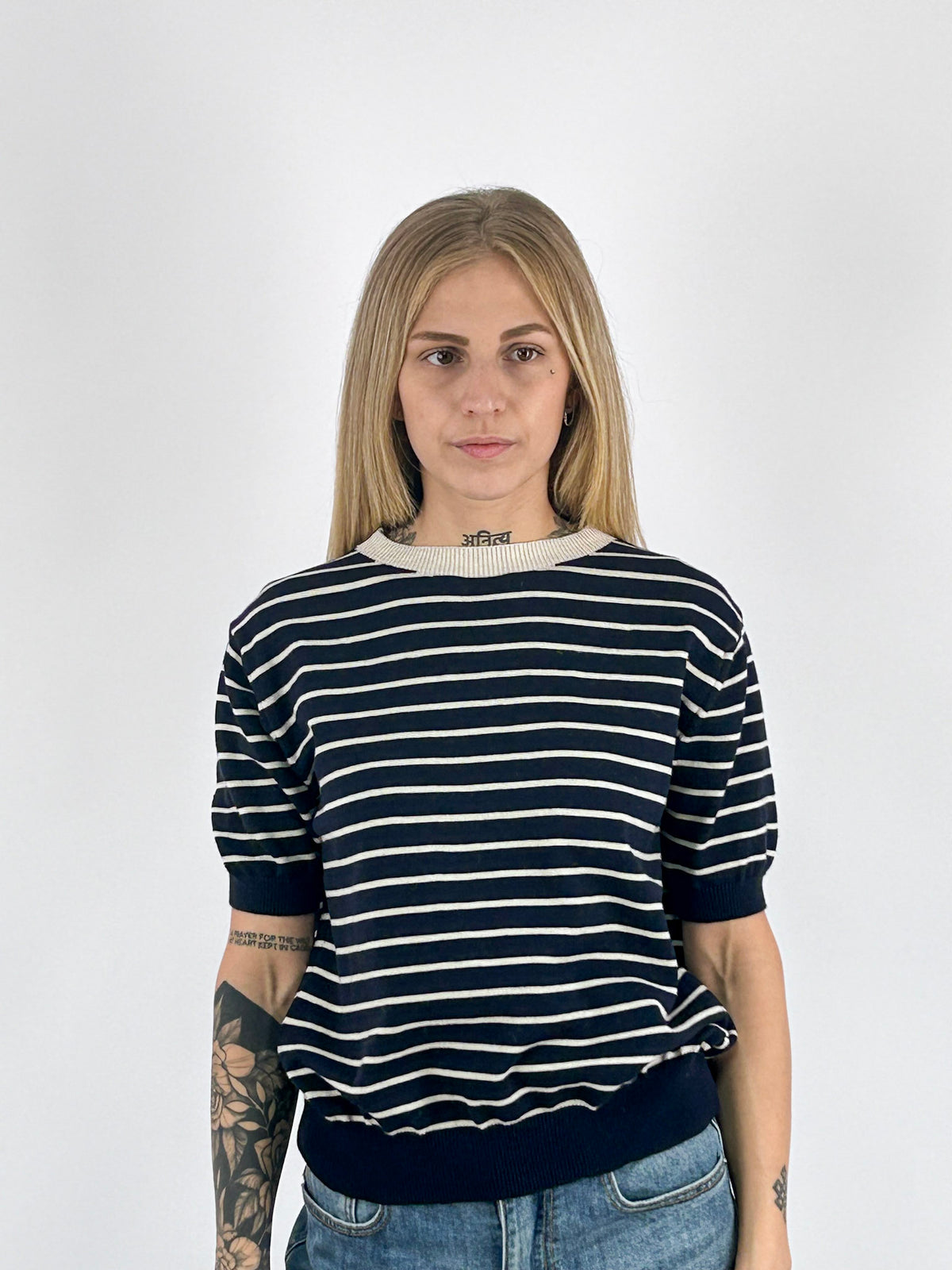 Maglia donna a righe con manica corta e bordi a contrasto blu - vista frontale