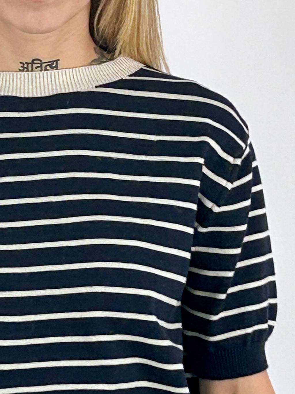 Maglia donna a righe con manica corta e bordi a contrasto blu - vista dettaglio
