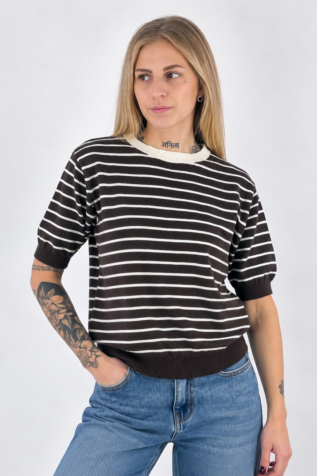 Maglia donna a righe con manica corta e bordi a contrasto marrone - vista frontale