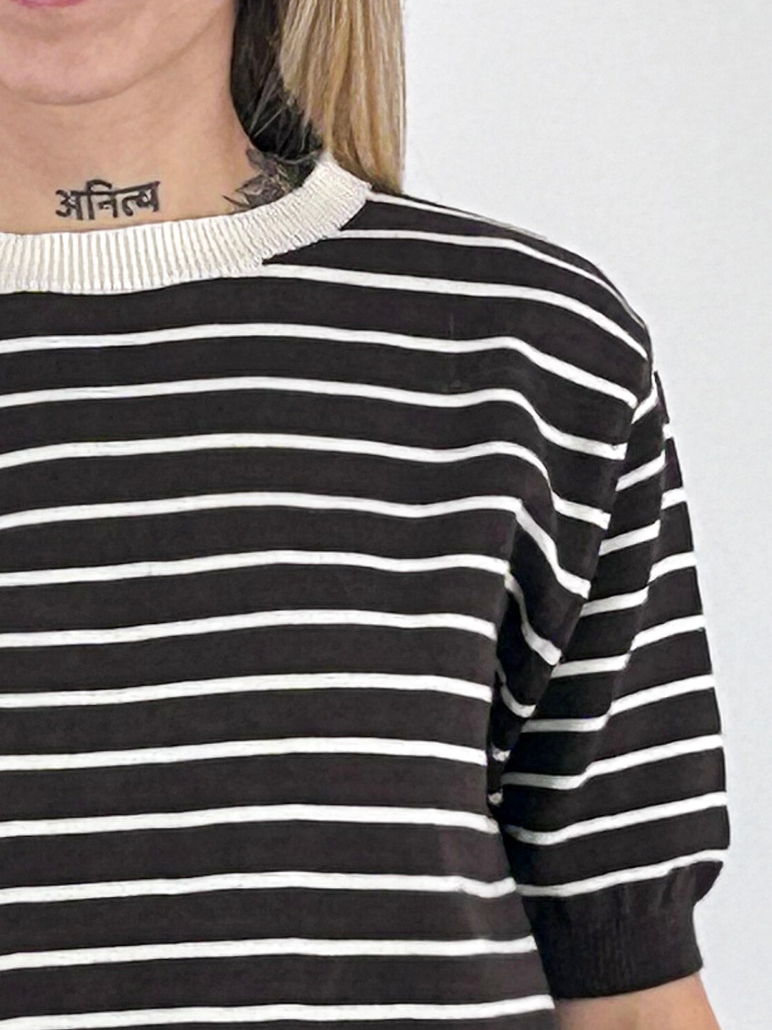 Maglia donna a righe con manica corta e bordi a contrasto marrone - vista dettaglio