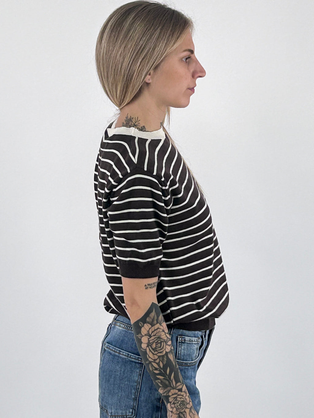 Maglia donna a righe con manica corta e bordi a contrasto marrone - vista laterale