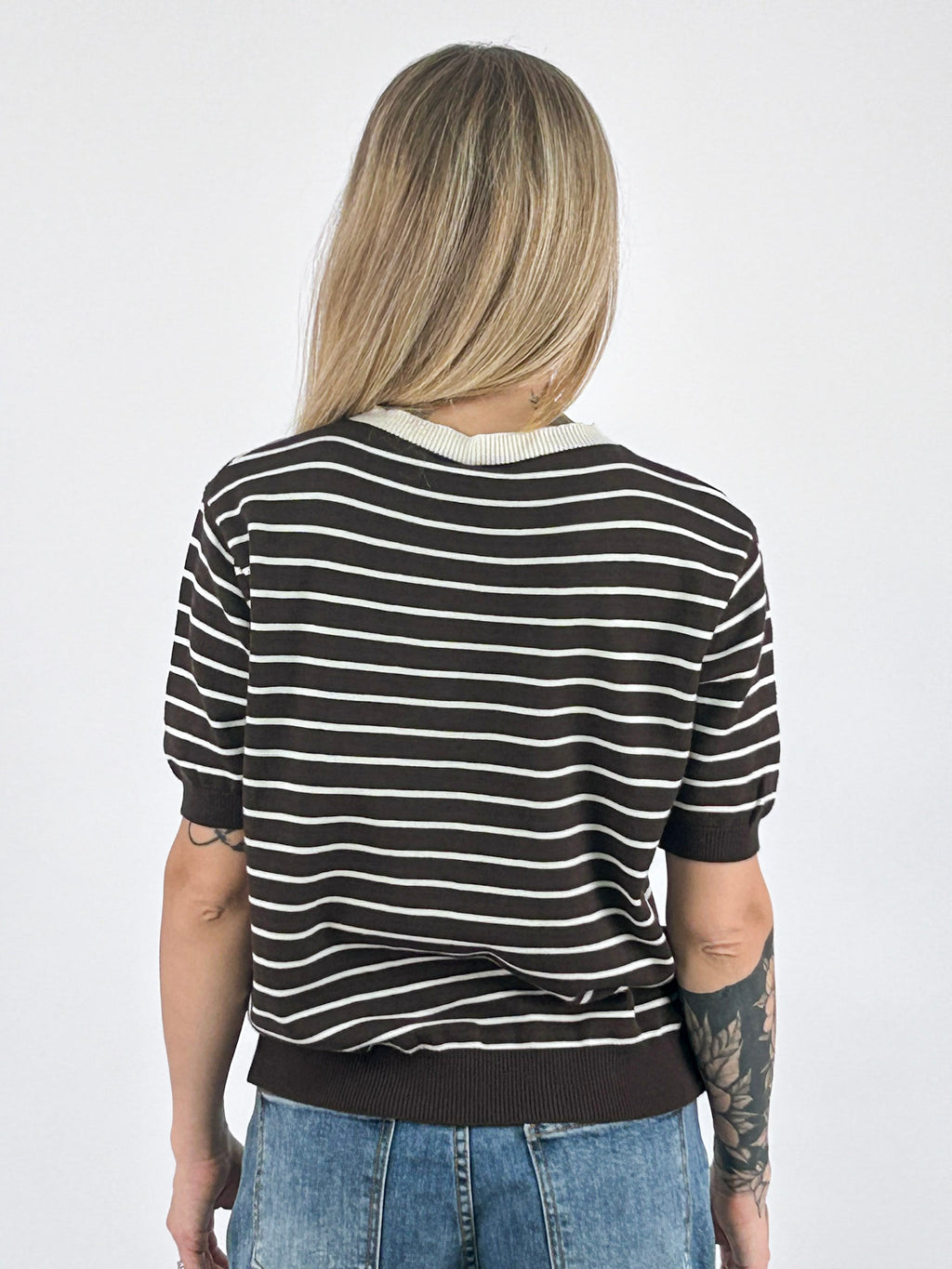 Maglia donna a righe con manica corta e bordi a contrasto marrone - vista retro