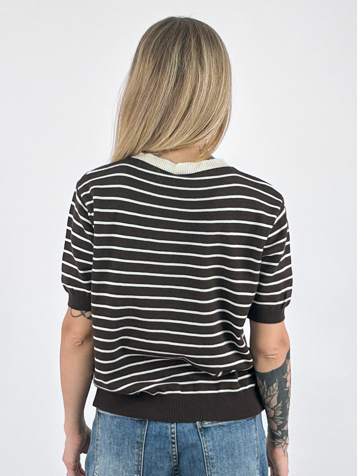 Maglia donna a righe con manica corta e bordi a contrasto marrone - vista retro