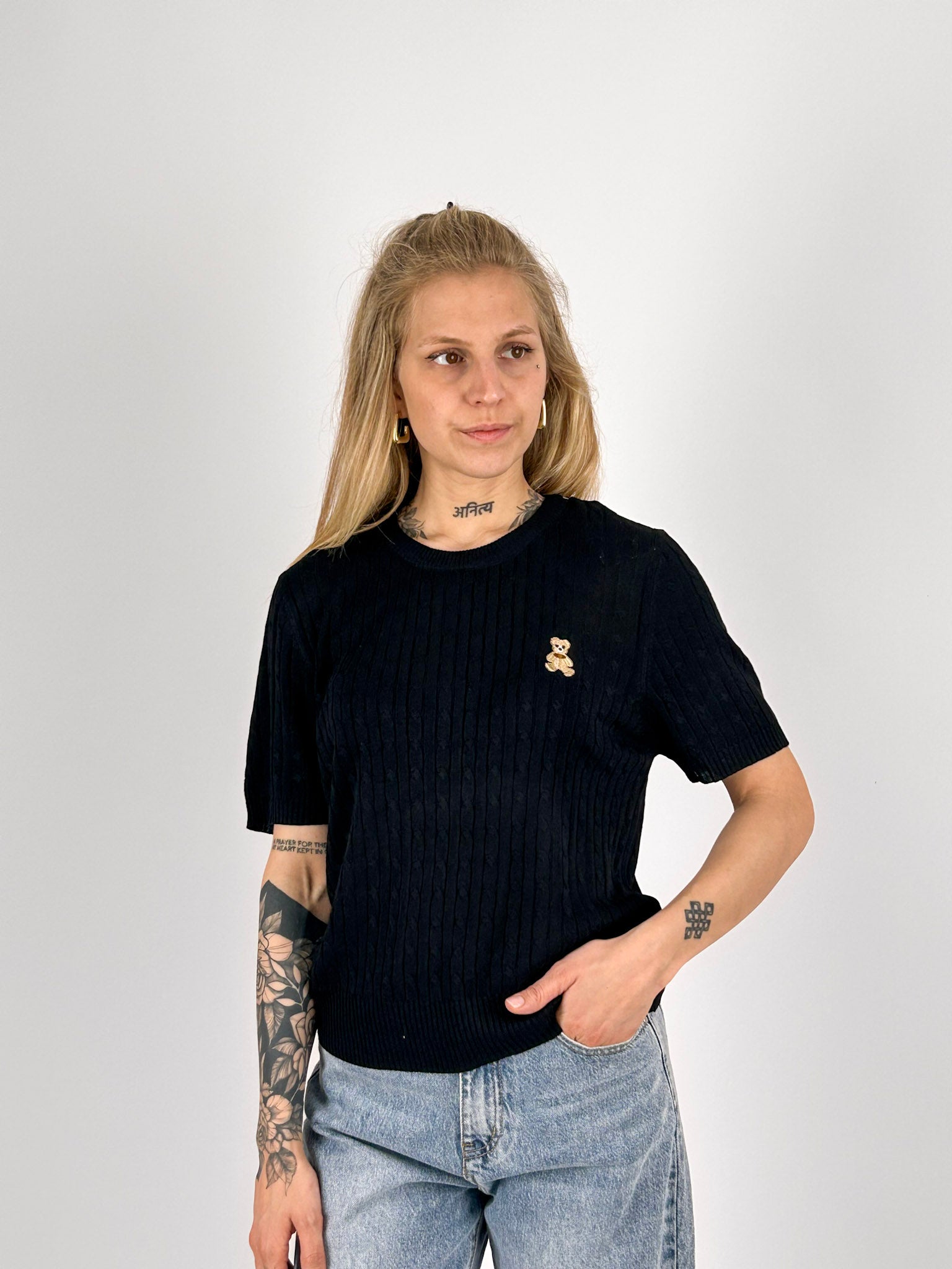 Maglia Teddy Nero  da donna con lavorazione intrecciata e dettaglio ricamato -vista frontale