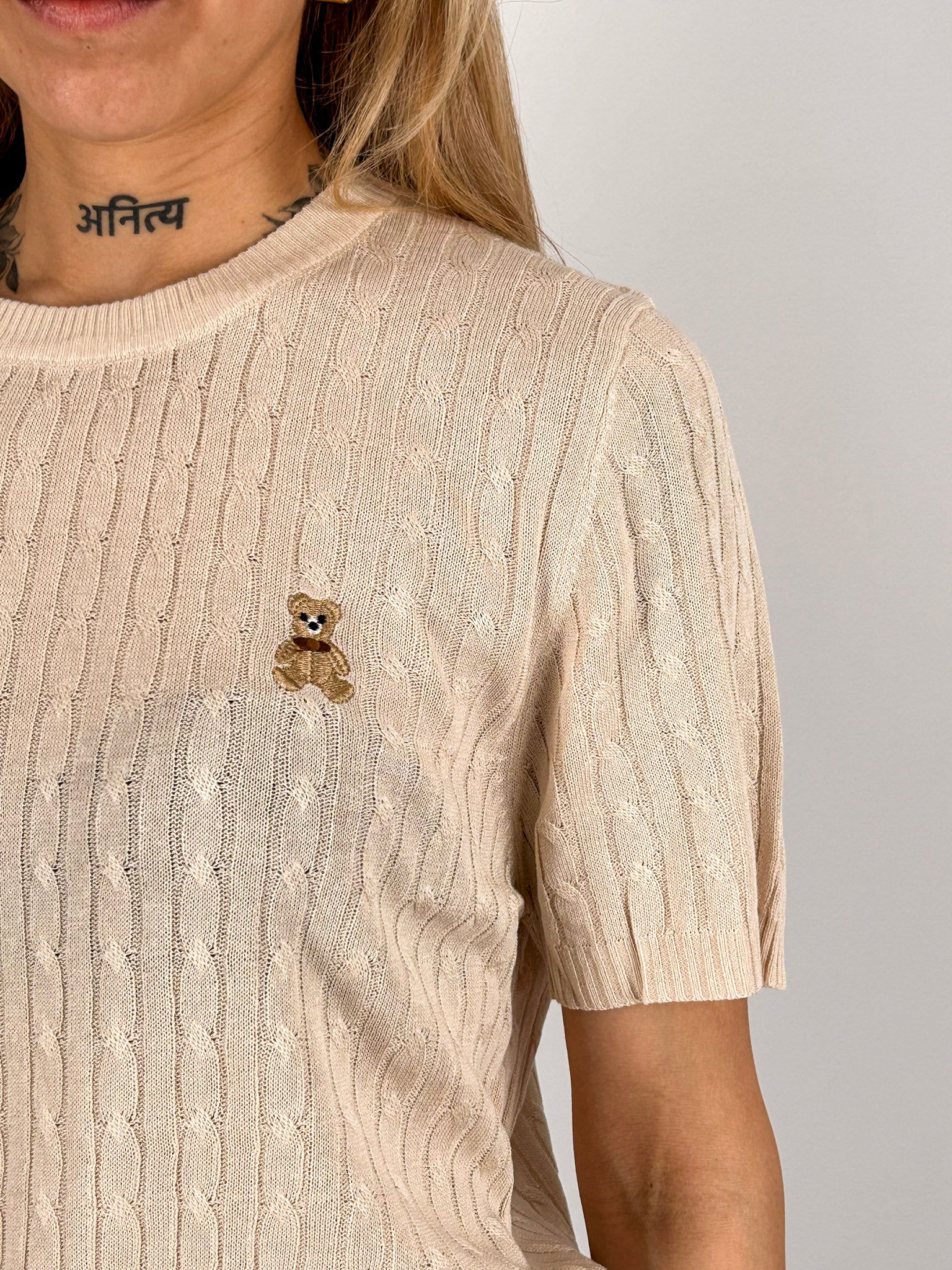 Maglia Teddy beige  da donna con lavorazione intrecciata e dettaglio ricamato - vista dettaglio