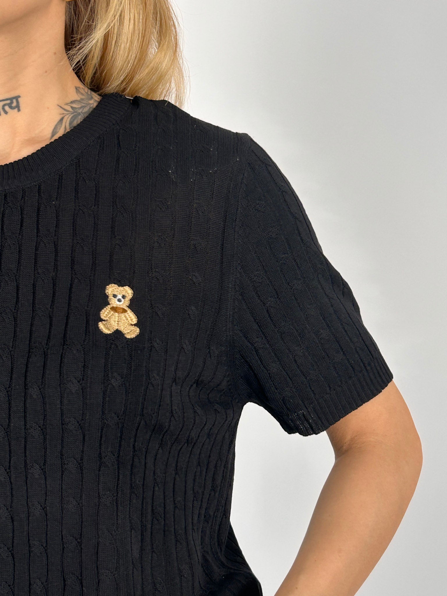 Maglia Teddy Nero  da donna con lavorazione intrecciata e dettaglio ricamato - dettaglio  tessuto