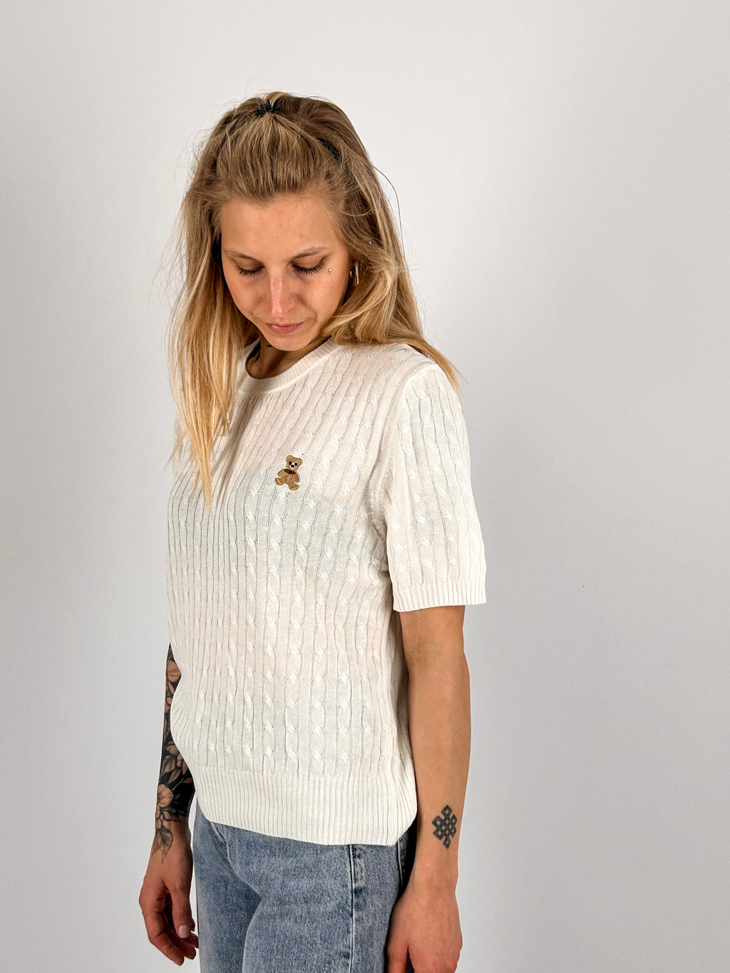 Maglia Teddy Bianco  da donna con lavorazione intrecciata e dettaglio ricamato - vista laterale