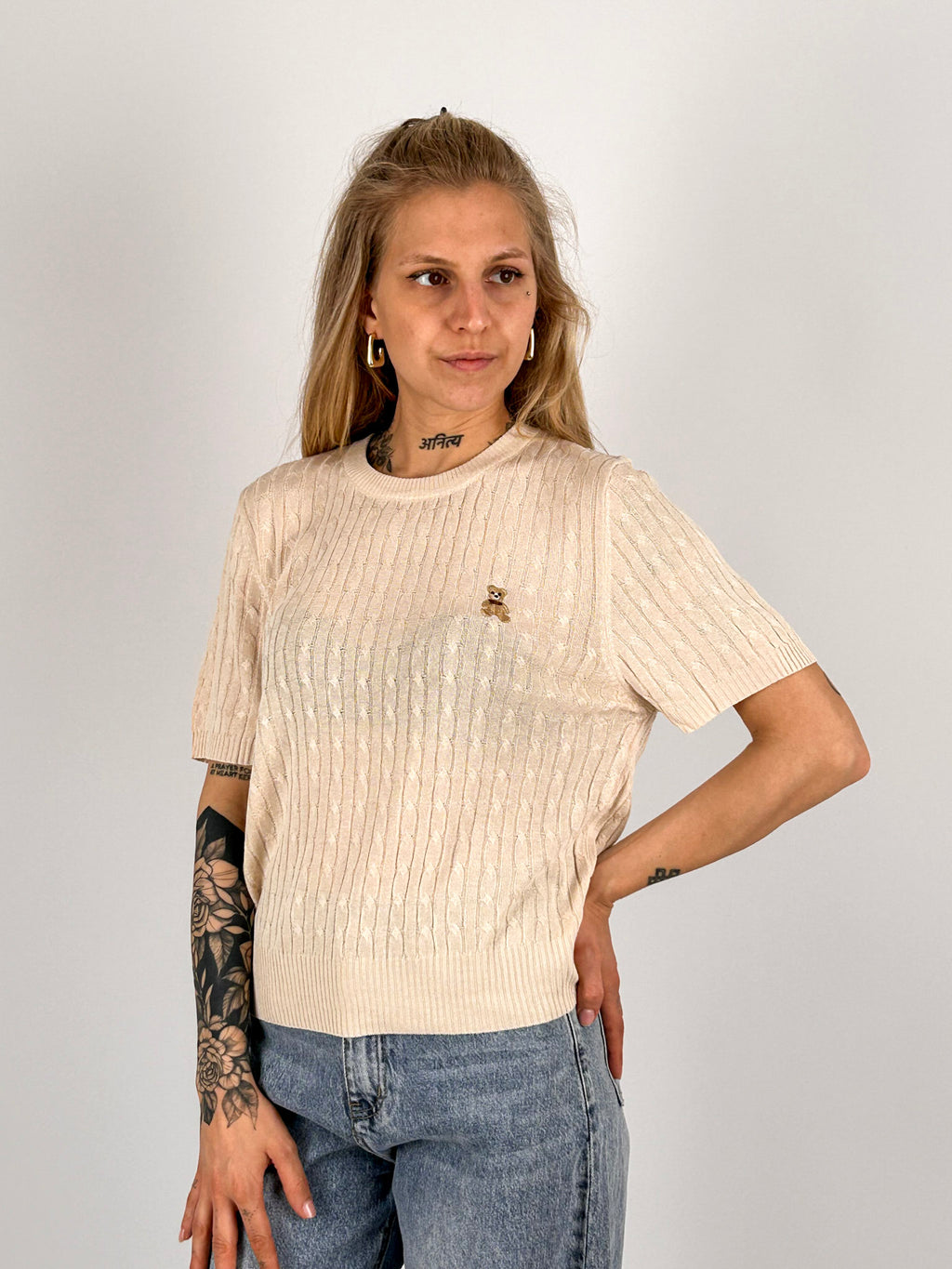 Maglia Teddy beige  da donna con lavorazione intrecciata e dettaglio ricamato - vista frontale