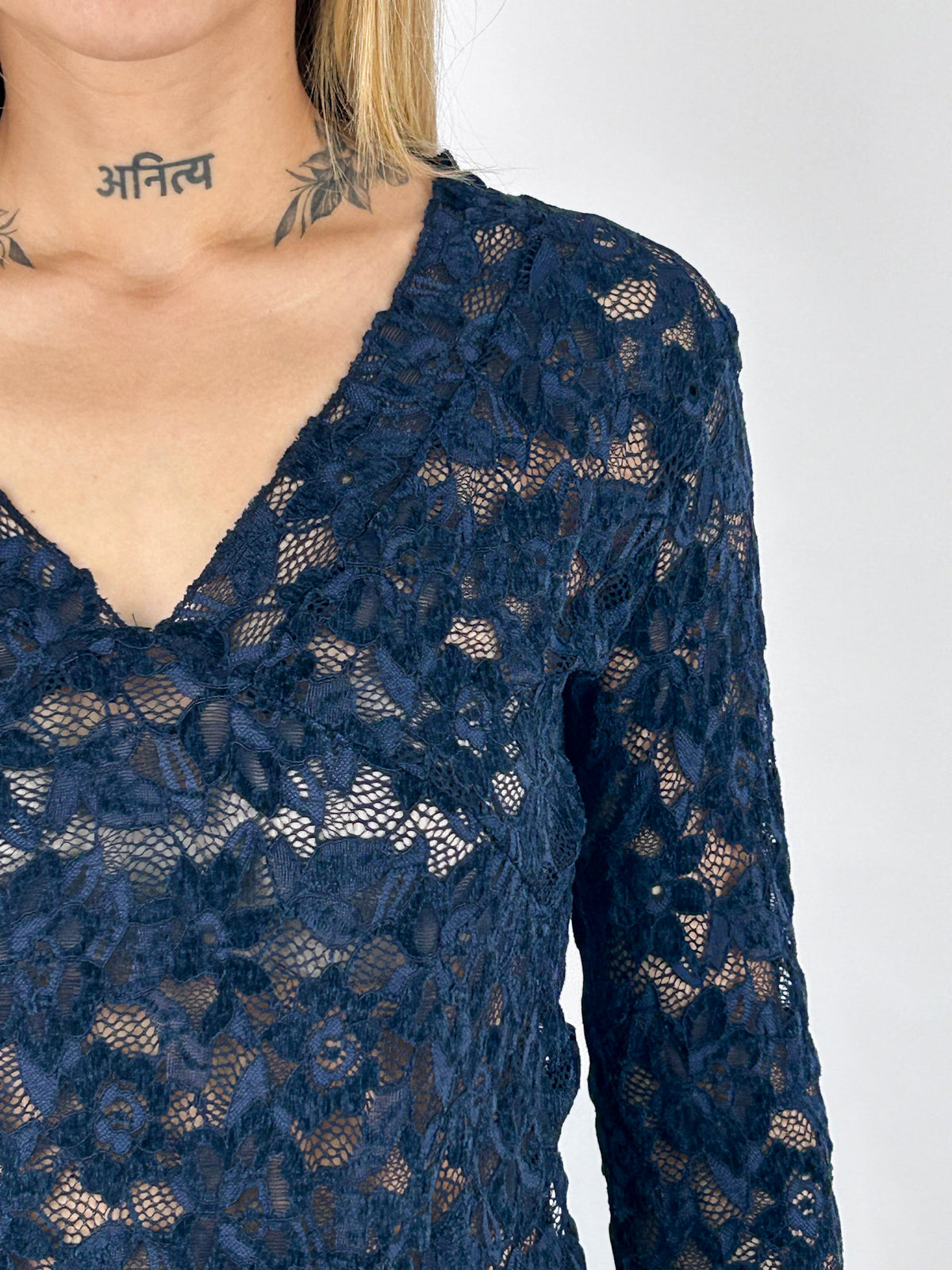 Maglia Pizzo donna con scollo a V e manica lunga blu - vista dettaglio