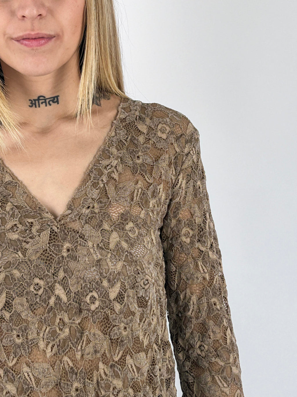 Maglia Pizzo donna con scollo a V e manica lunga tortora - vista dettaglio