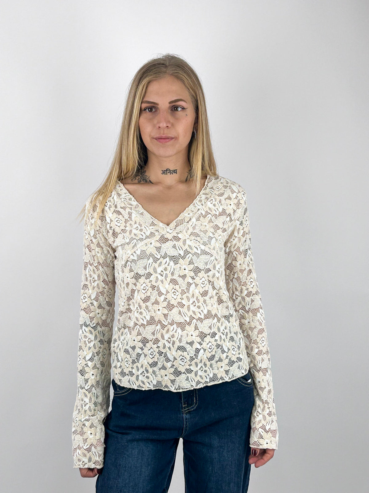 Maglia Pizzo donna con scollo a V e manica lunga panna- vista frontale portata fuori