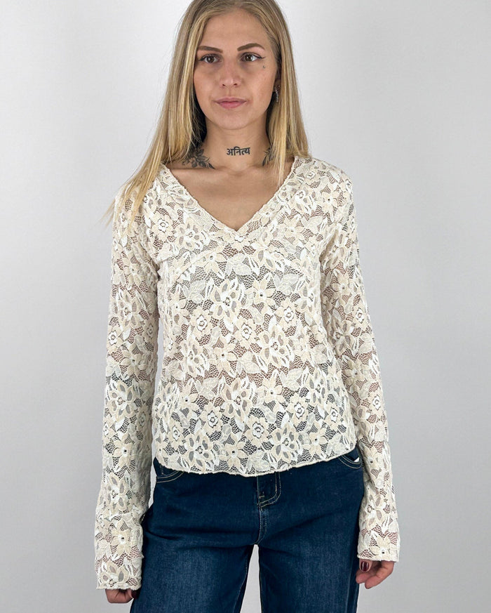 Maglia Pizzo donna con scollo a V e manica lunga panna- vista frontale portata fuori